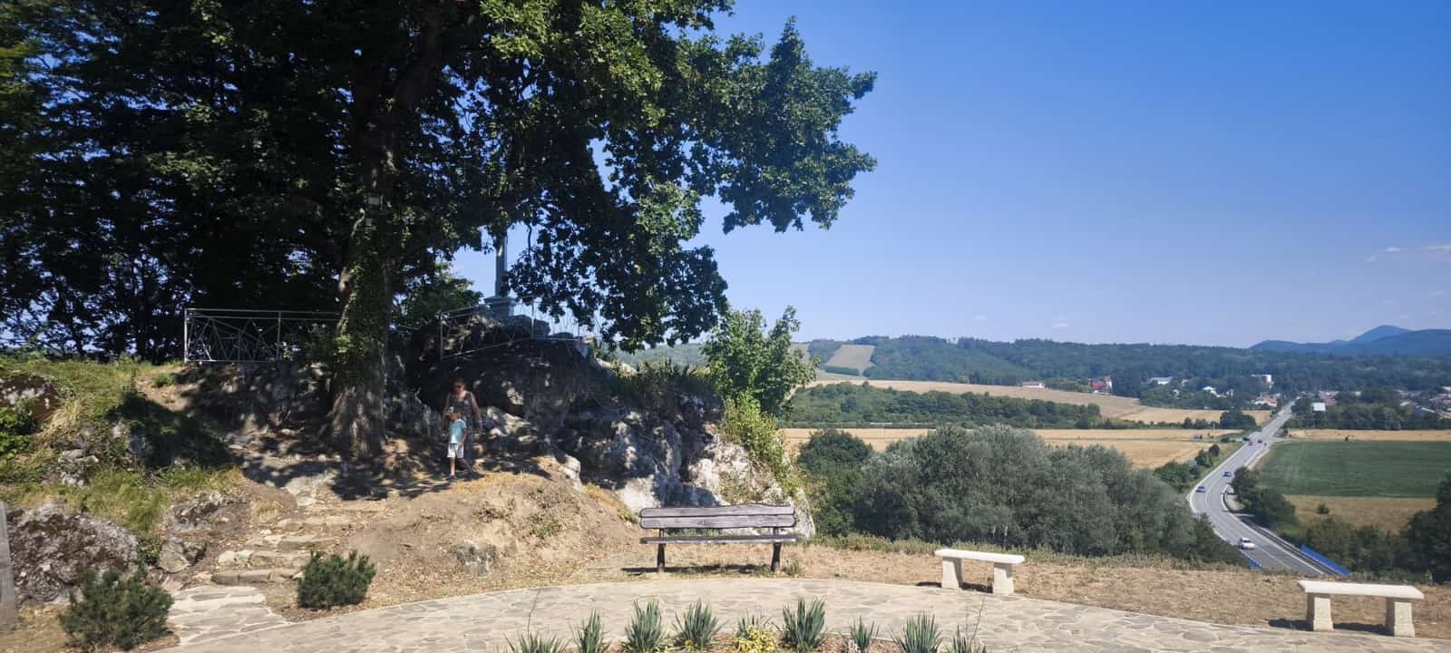 Hrobka rodiny Barkóczy pod hradom Čičva