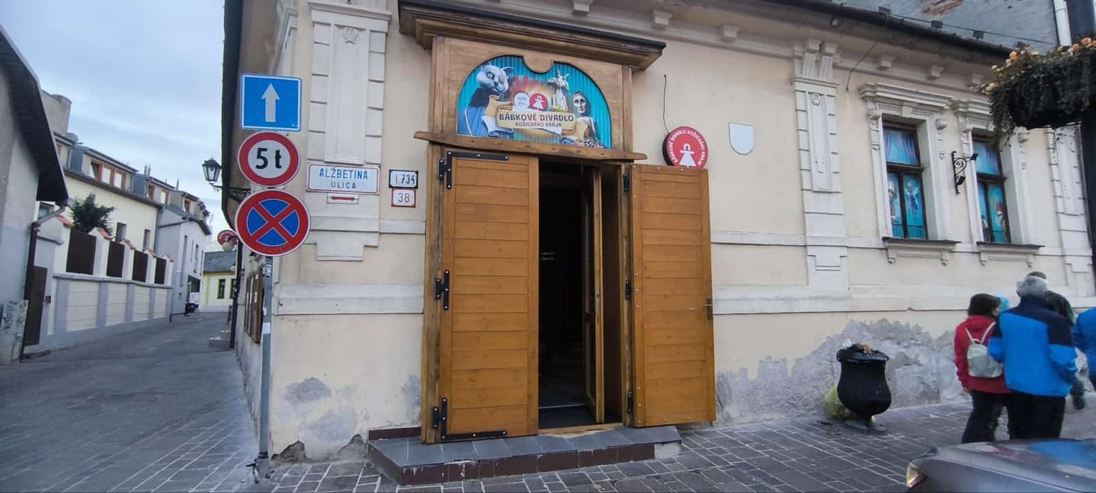 Vchod do budovy bábkového divadla