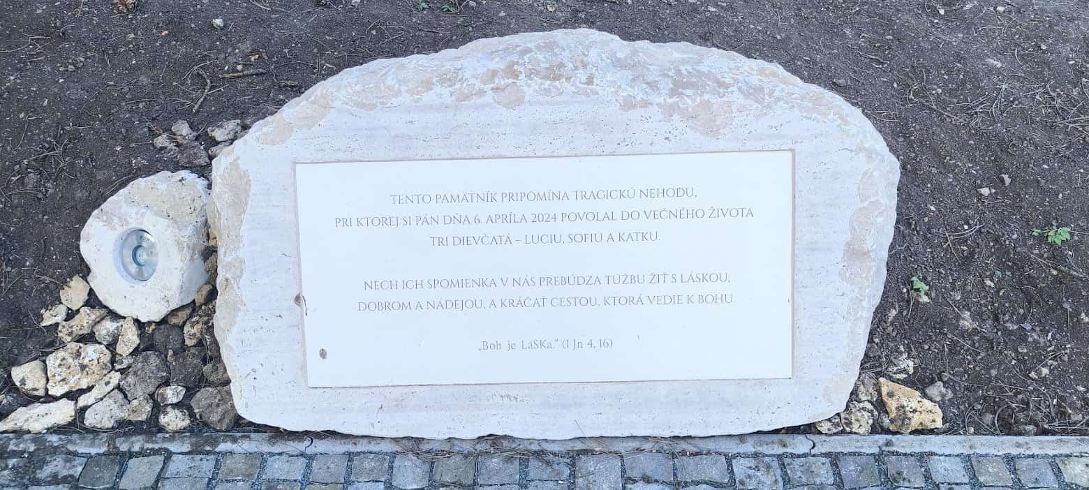Pamätník "Boh je LáSKa"