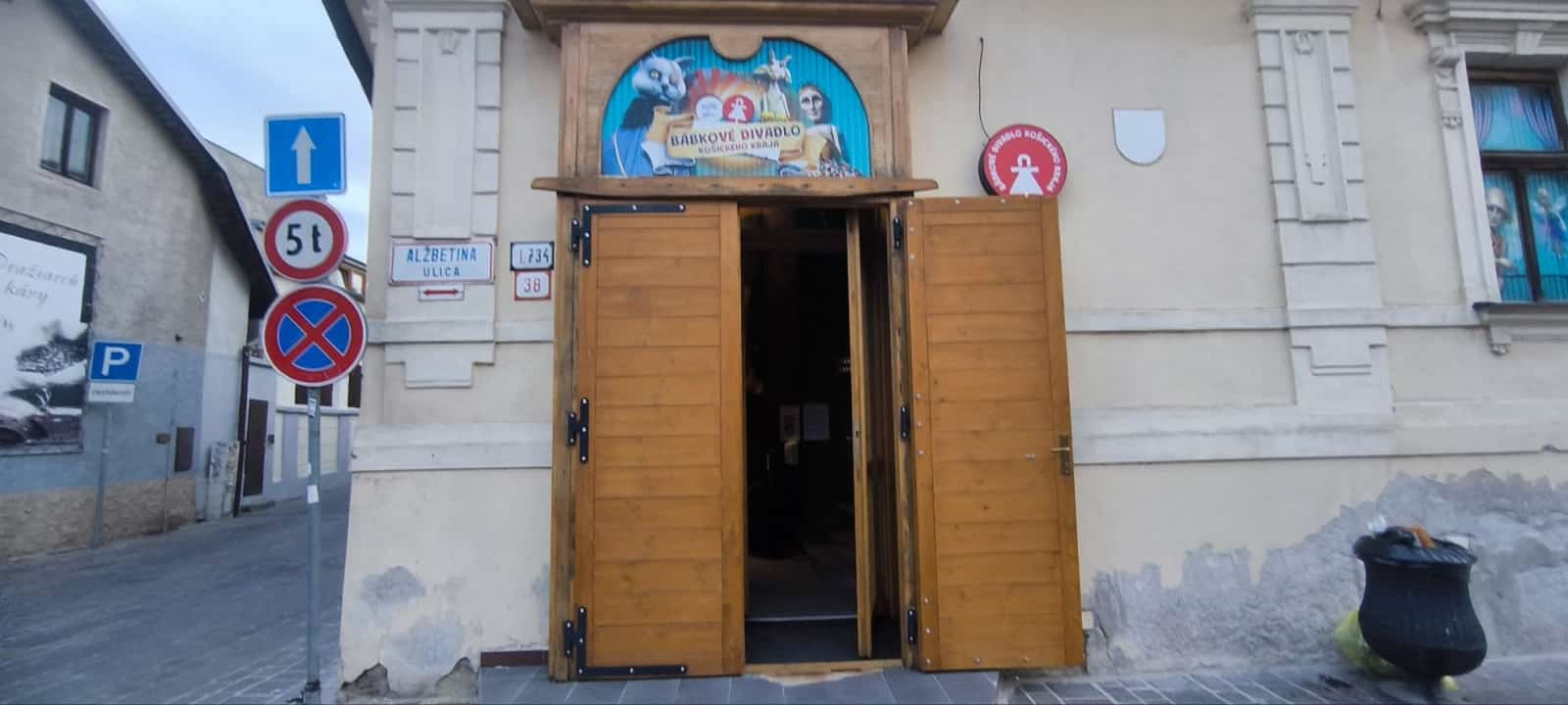 Vchod do bábkového divadla s drevenými dverami