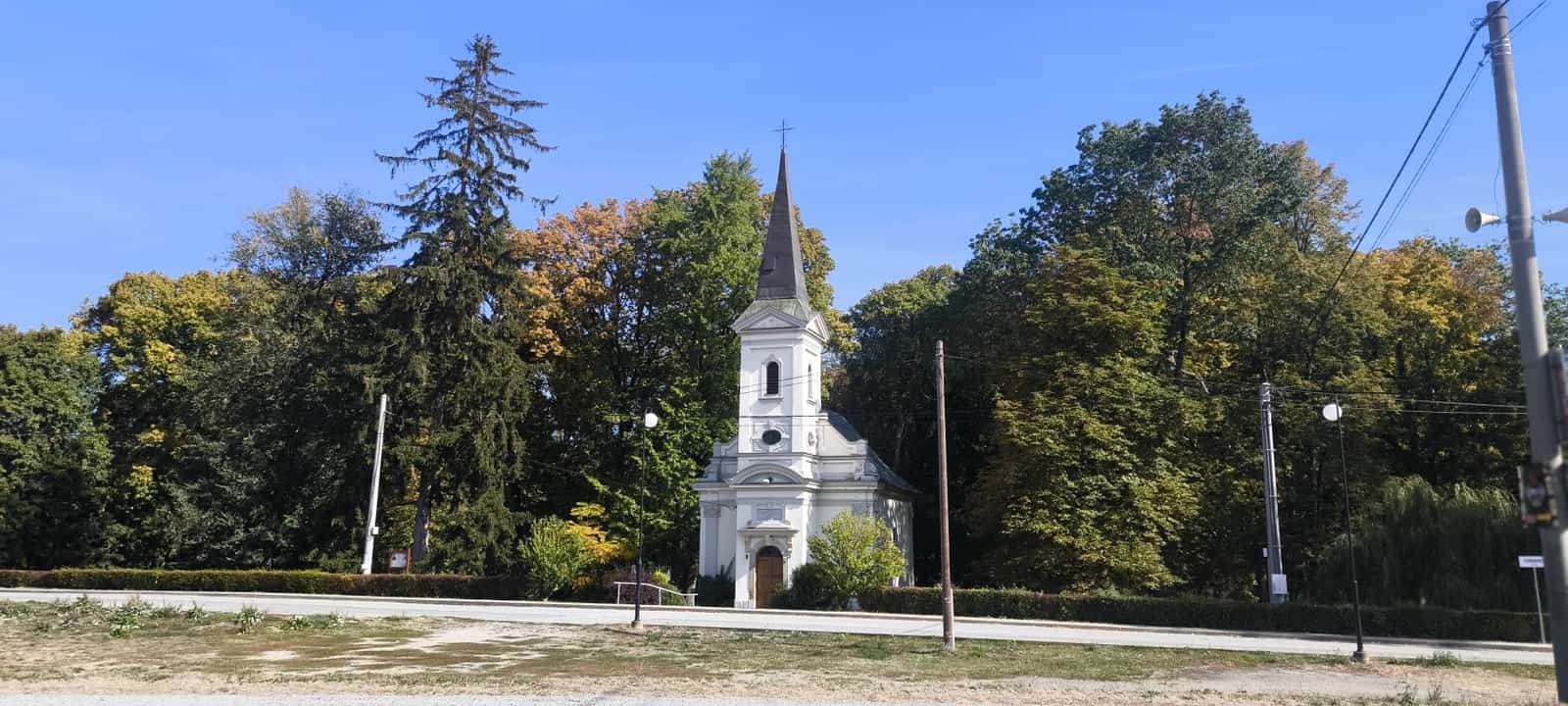 Zdroj: krasneslovensko.eu Starý evanjelický kostol s kryptou Ujházyovcov (Budimír)
