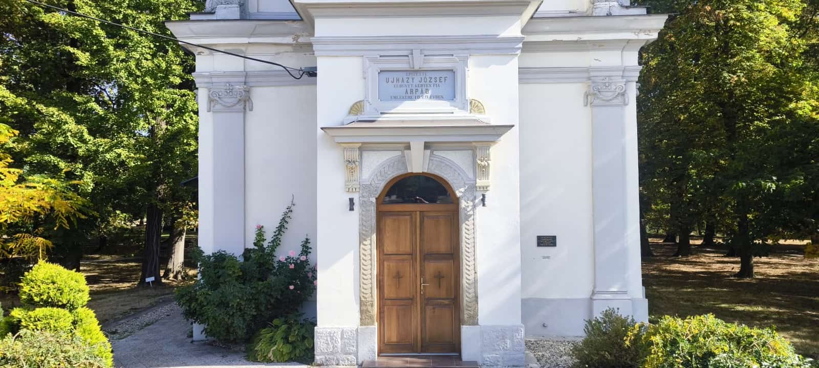 Zdroj: krasneslovensko.eu Starý evanjelický kostol s kryptou Ujházyovcov (Budimír)