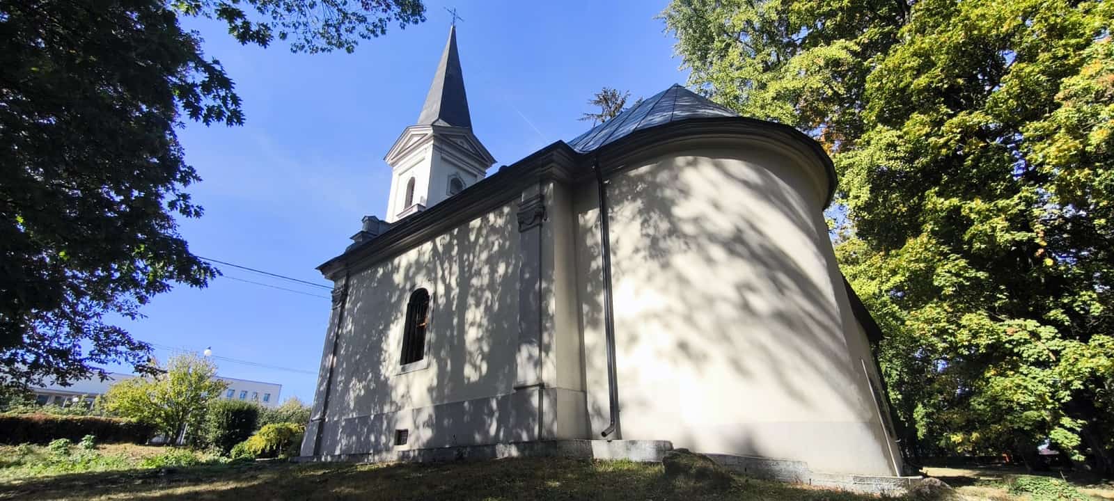 Zdroj: krasneslovensko.eu Starý evanjelický kostol s kryptou Ujházyovcov (Budimír)