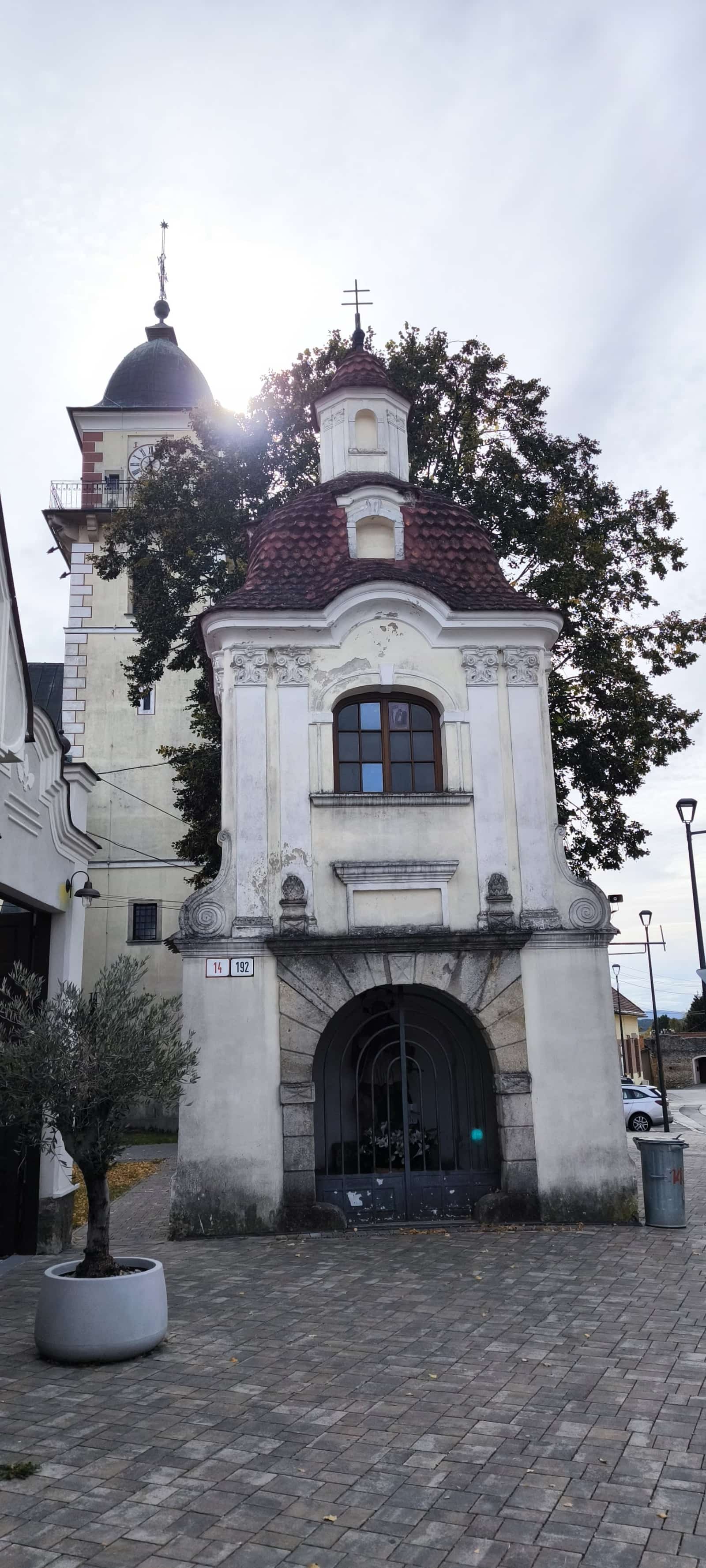 Zdroj: krasneslovensko.eu Kostol sv. Martina a Kaplnka sv. Jána Nepomuckého (Bojnice)