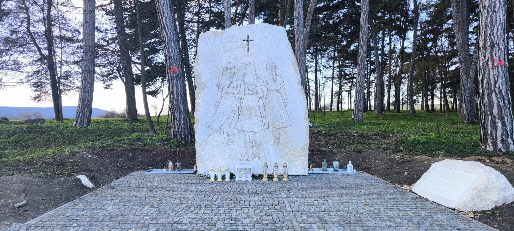 Pamätník "Boh je LáSKa"