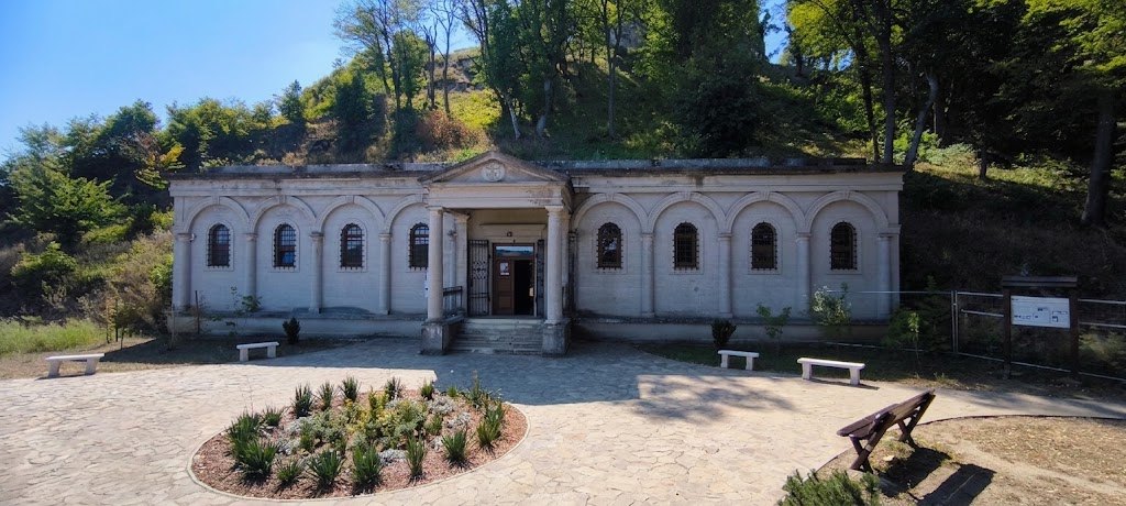 Hrobka rodiny Barkóczy pod hradom Čičva