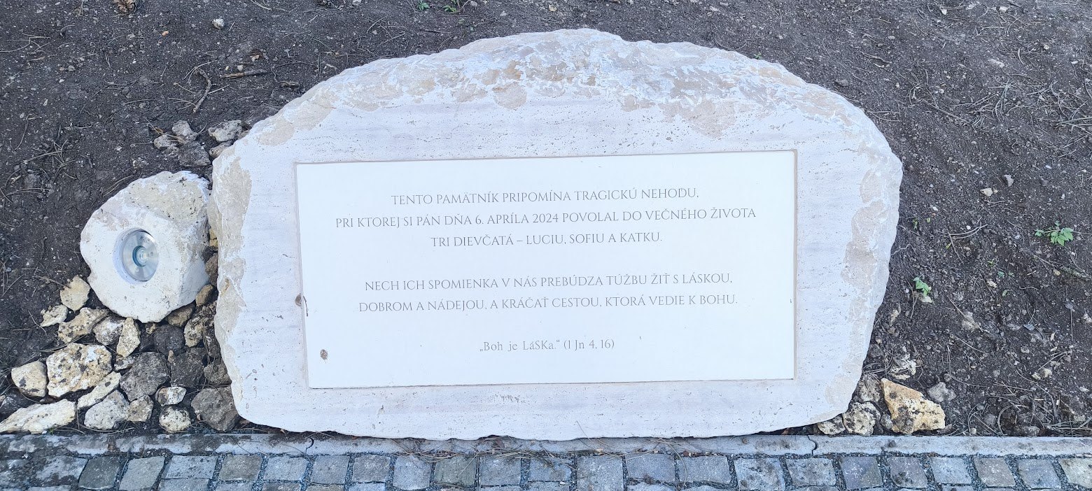 Pamätník "Boh je LáSKa"