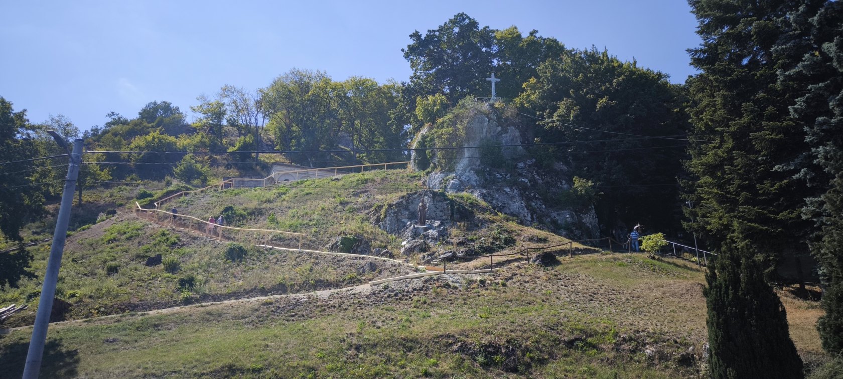 Hrobka rodiny Barkóczy pod hradom Čičva